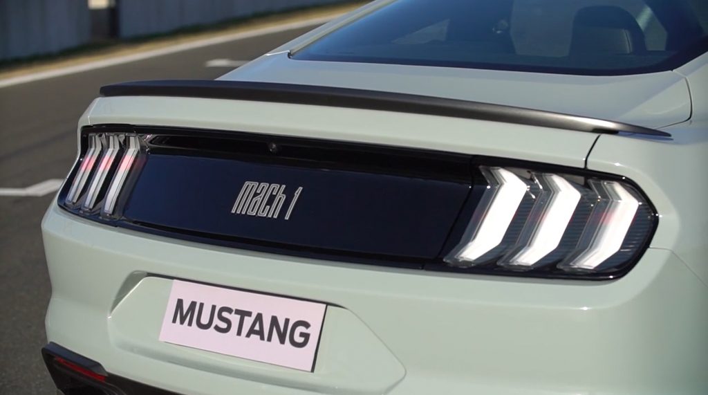 Veja cinco atributos que tornam o Ford Mustang Mach 1, um clássico sem igual que utiliza peças de versões icônicas e de competição