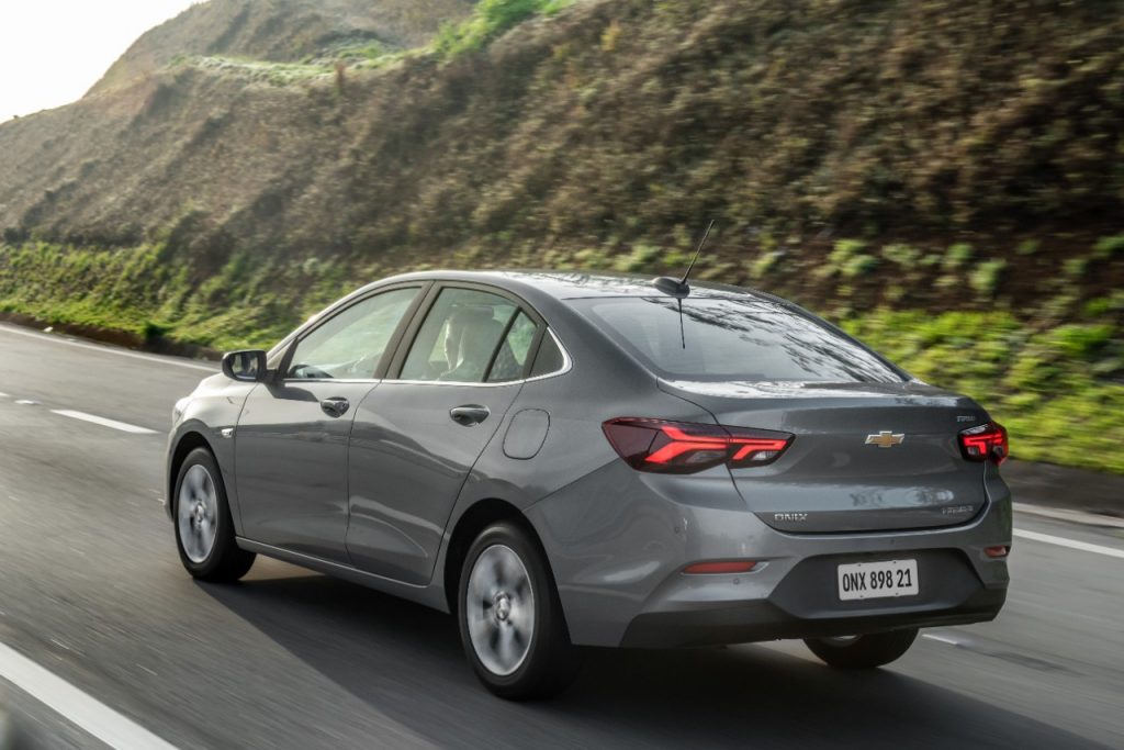 Chevrolet Onix hatch e sedã, e o SUV Tracker tiveram redução de equipamentos