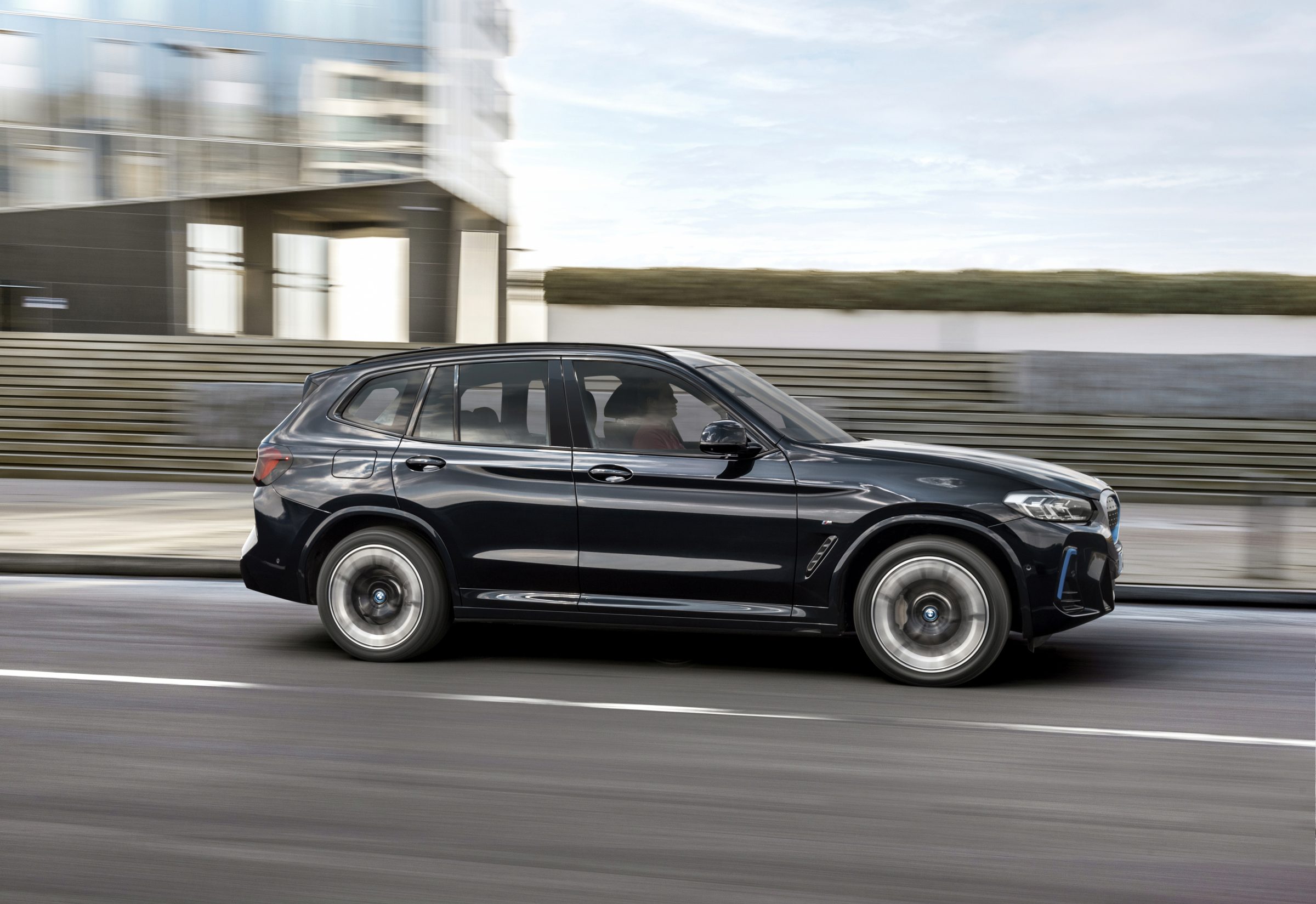 BMW iX3 chega ao Brasil totalmente elétrico e com alto nível de conectividade