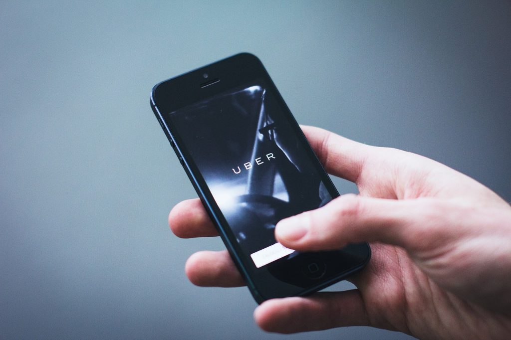 Veja quais os meios disponíveis para realizar uma reclamação da Uber. A marca oferece opções como app, site, telefone e redes sociais