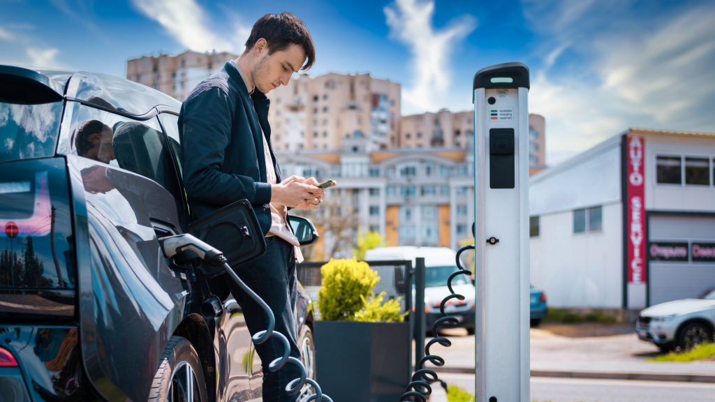 Veja como é possível aliar o sistema de captação de energia solar com o uso de carros elétricos