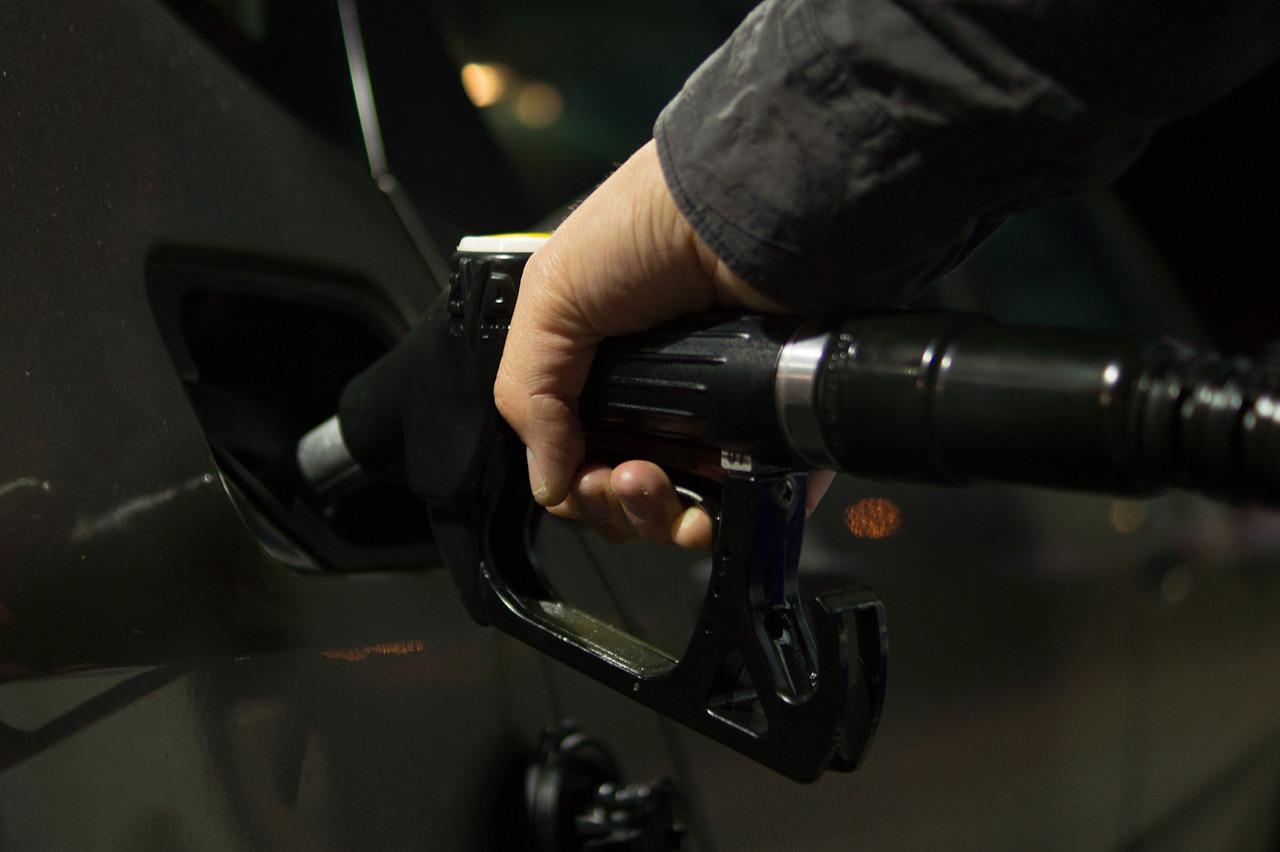 O preço da gasolina já se aproxima dos R$ 9, no Rio de Janeiro, e o diesel é vendo a R$ 8,63 na Bahia