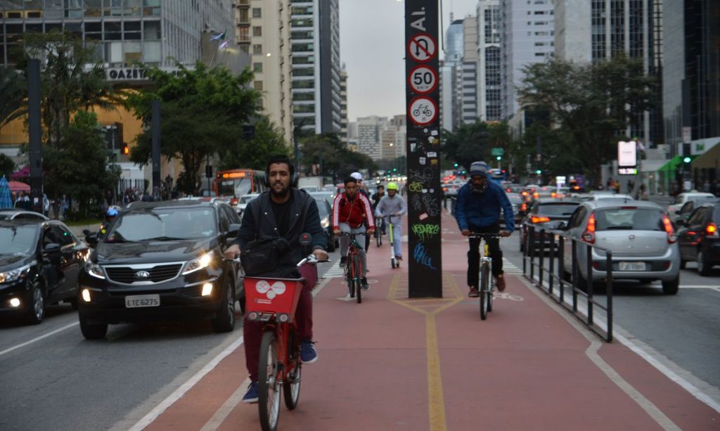 Acidentes graves com ciclistas crescem no trânsito do Brasil, diz associação 