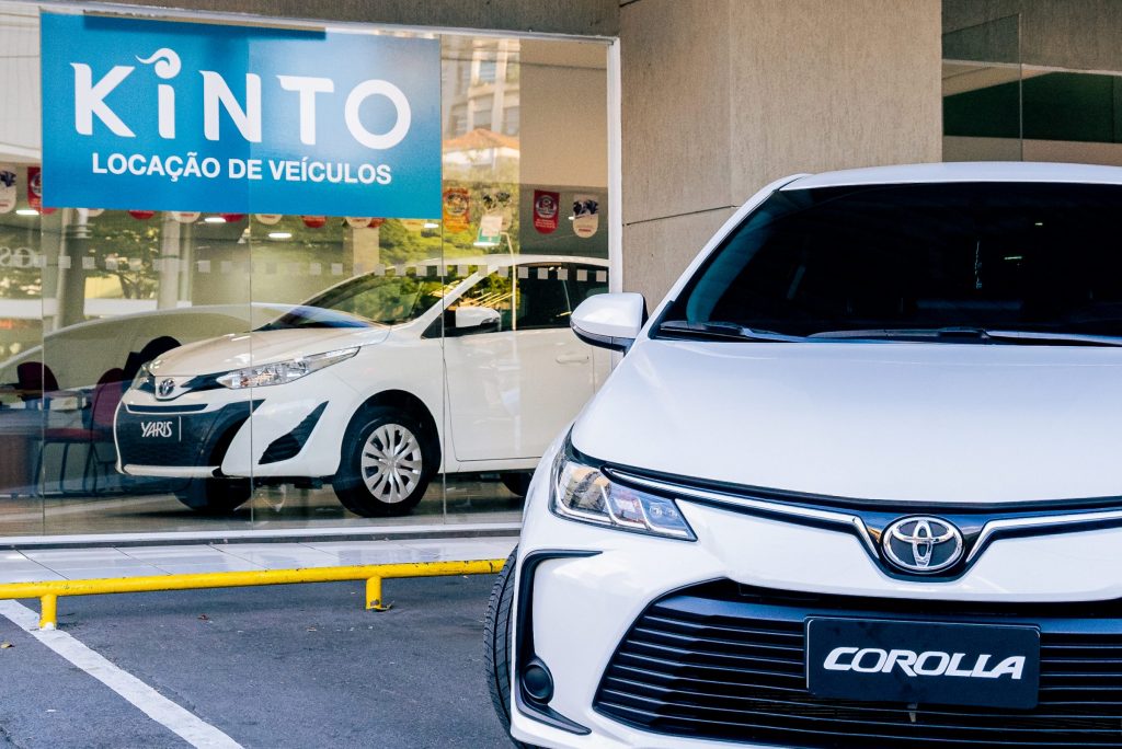 A Kinto, empresa de mobilidade da Toyota, agora oferece o serviço de assinatura de carros seminovos no mercado nacional