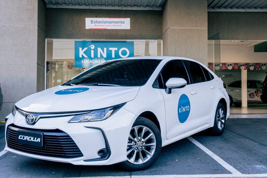 A Kinto, empresa de mobilidade da Toyota, agora oferece o serviço de assinatura de carros seminovos no mercado nacional