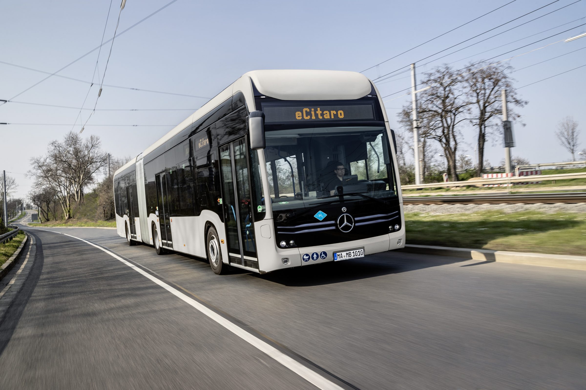 Confira os detalhes do ônibus elétrico da Mercedes-Benz, veículo que será lançado ainda em 2022, bem como os planos da marca para o mercado