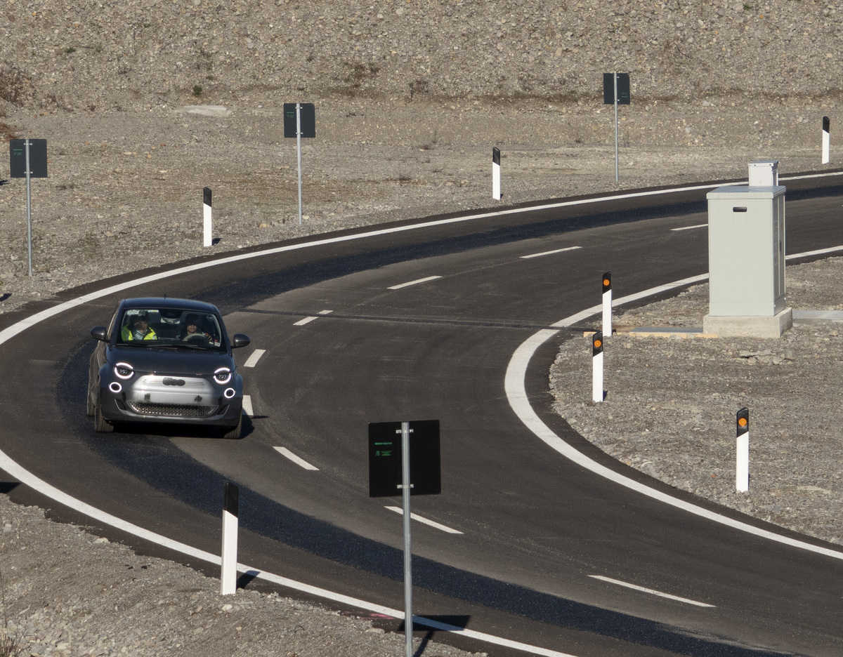 Recarregar carros elétricos em movimento