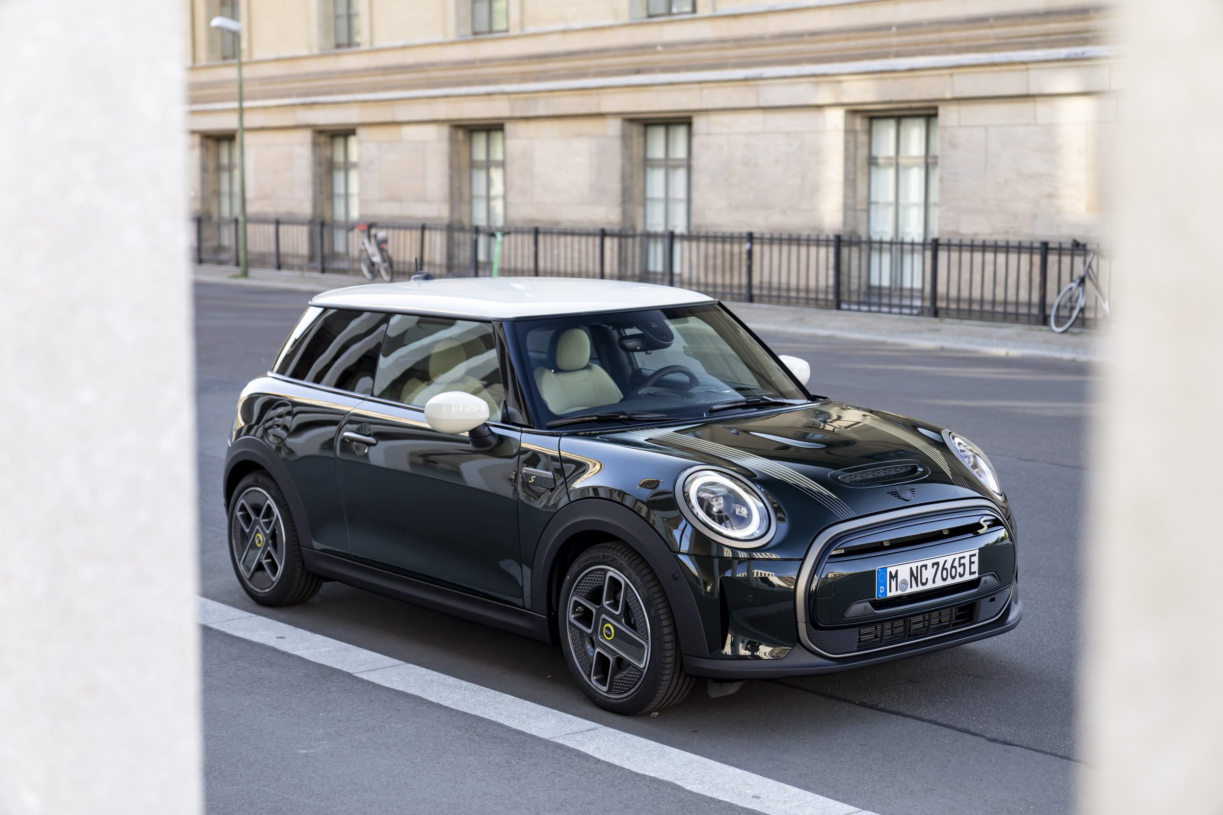 MINI Cooper S E ganha edição especial limitada a 30 unidades no Brasil