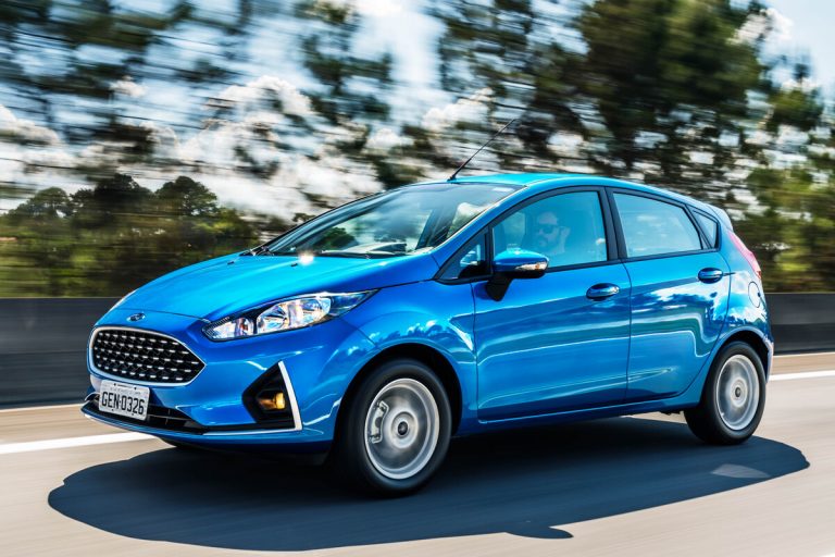 Ford Fiesta na cor azul