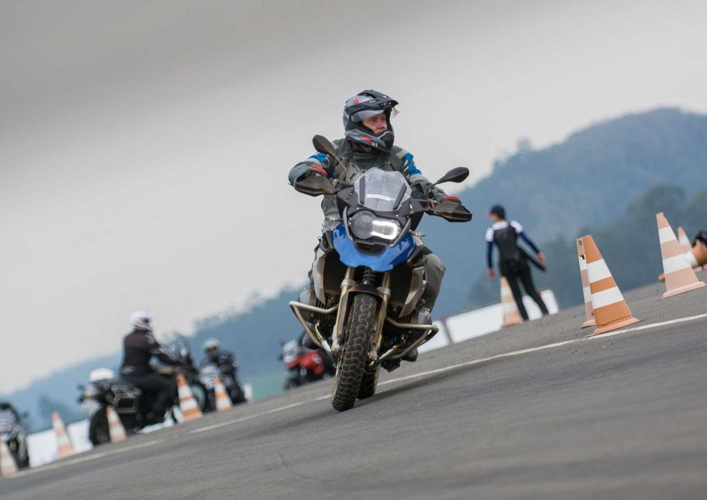 O BMW Rider Experience possui uma programação completa para o mês de julho. Há atividades presenciais e online