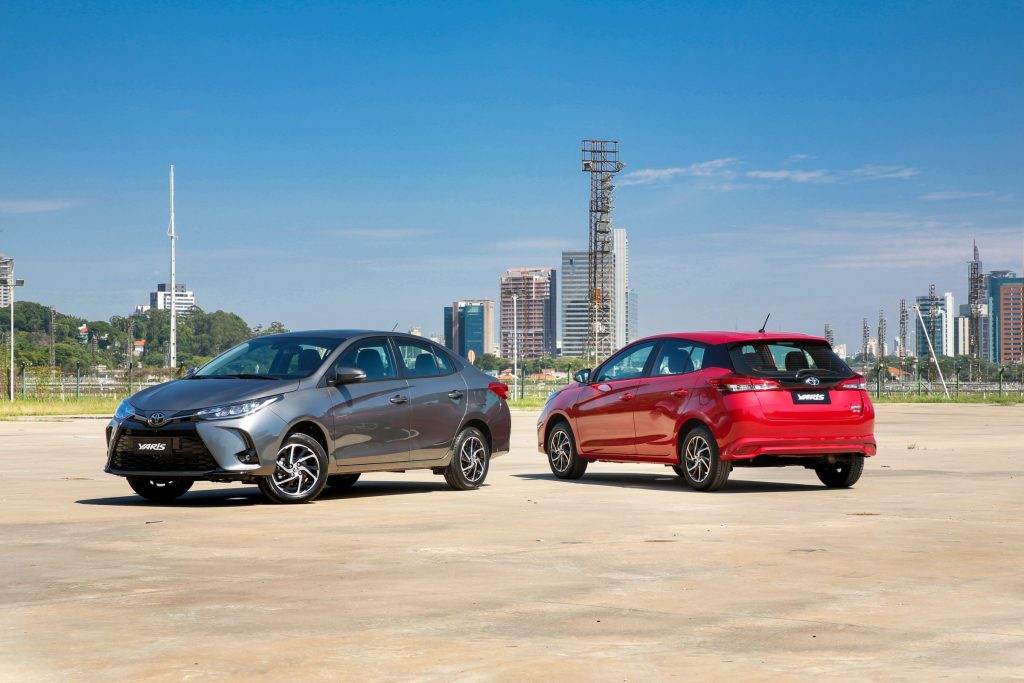 O Toyota Yaris 2023 acaba de ficar mais caro. Tanto o sedã, quanto o hatch ficaram até R$ 1.900 mais caro