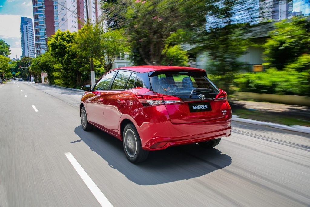 O Toyota Yaris 2023 acaba de ficar mais caro. Tanto o sedã, quanto o hatch ficaram até R$ 1.900 mais caro