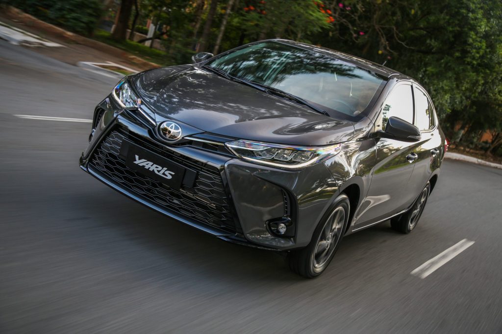 O Toyota Yaris 2023 acaba de ficar mais caro. Tanto o sedã, quanto o hatch ficaram até R$ 1.900 mais caro