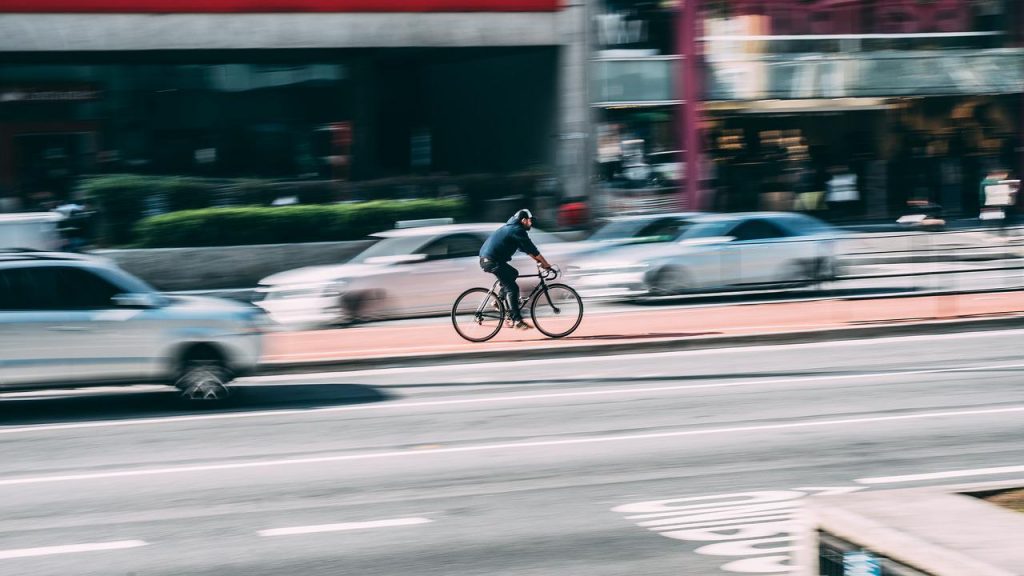 O uso de bikes compartilhadas pode reduzir em até 90% os gastos com transporte durante o mês, de acordo com calculadora de trajetos