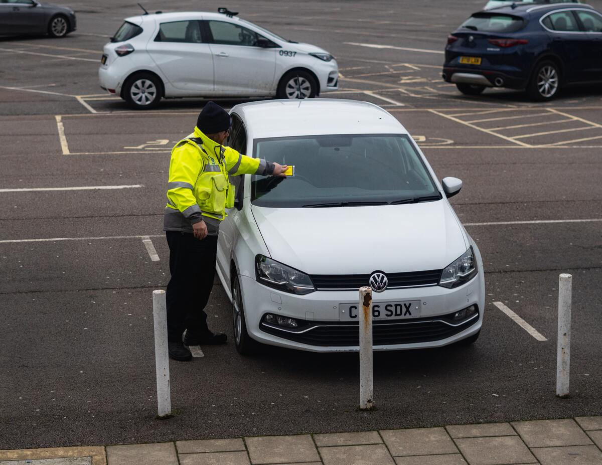 Quanto tempo pode um carro estar estacionado no mesmo local da via pública?