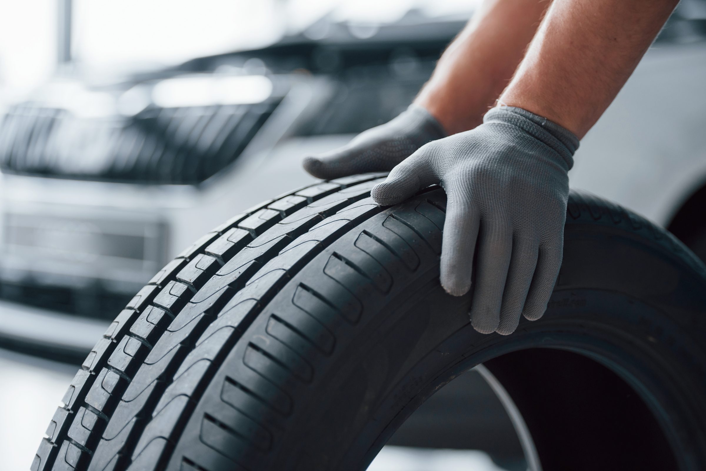 Você sabia que os pneus de carros elétricos necessitam de tecnologias especiais? Ele devem ser mais silenciosos e suportar mais peso