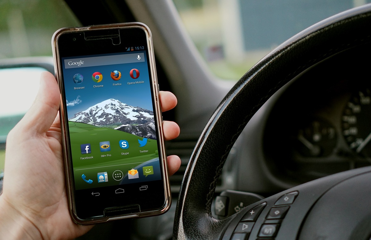 Google lança comandos para motoristas não usarem celular ao volante