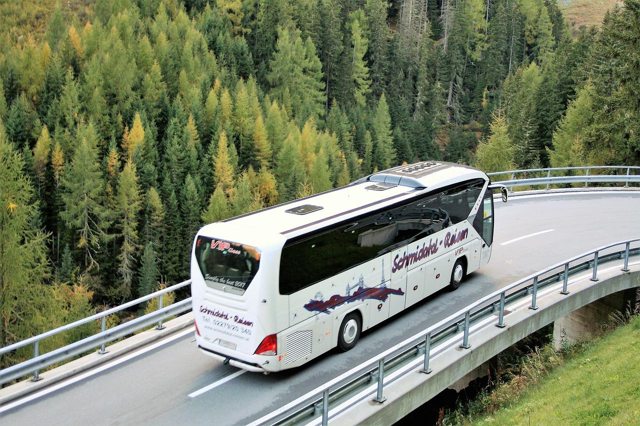 Pesquisa revela que viagens de ônibus por aplicativo é o meio de transporte mais usado pelo brasileiro devido o baixo custo