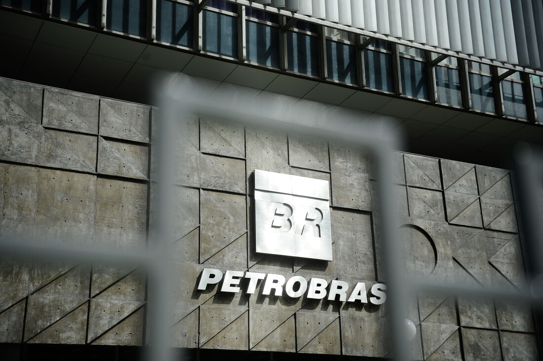 Governo devia intervir na Petrobras, diz AbriLivre sobre o aumento dos combustíveis