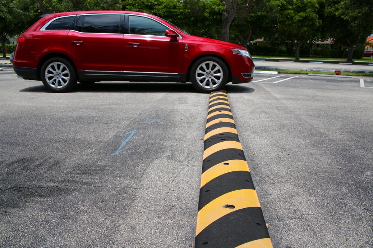 função de controlar as oscilações geradas por irregularidades na pista.