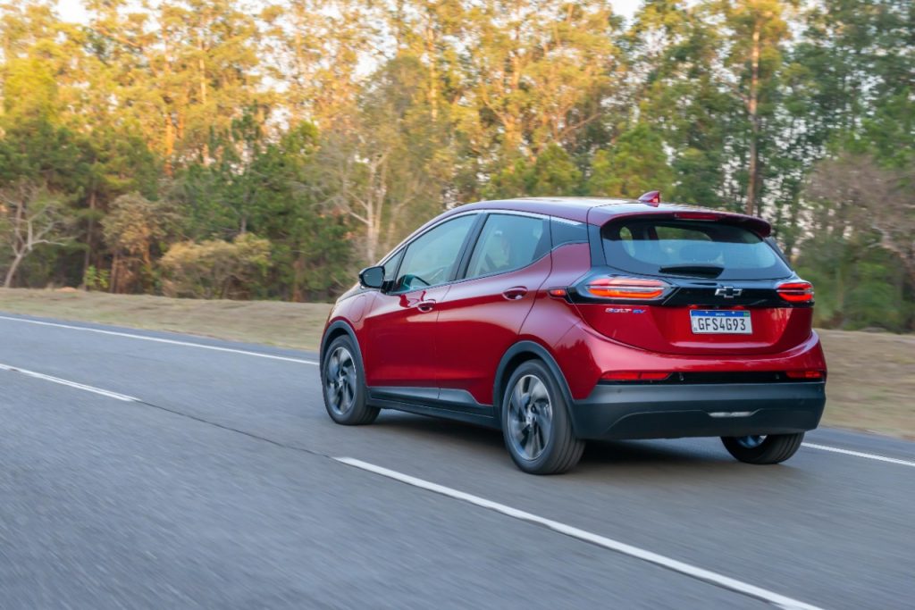 A GM acaba de apresentar os detalhes do novo Chevrolet Bolt EV, carro que inicia a nova fase de eletrificação da marca no país