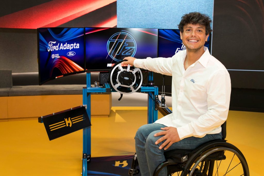 A Ford apresenta o simulador de corrida adaptado para o público PcD. Os itens conferem experiência de imersão completa no game