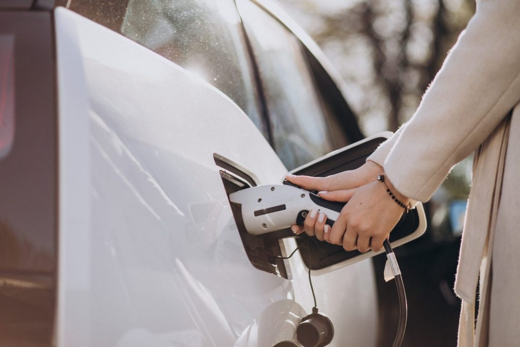 O alto preço para adquirir um carro elétrico ainda é um dos fatores que contribuem para a baixa adesão dos veículos