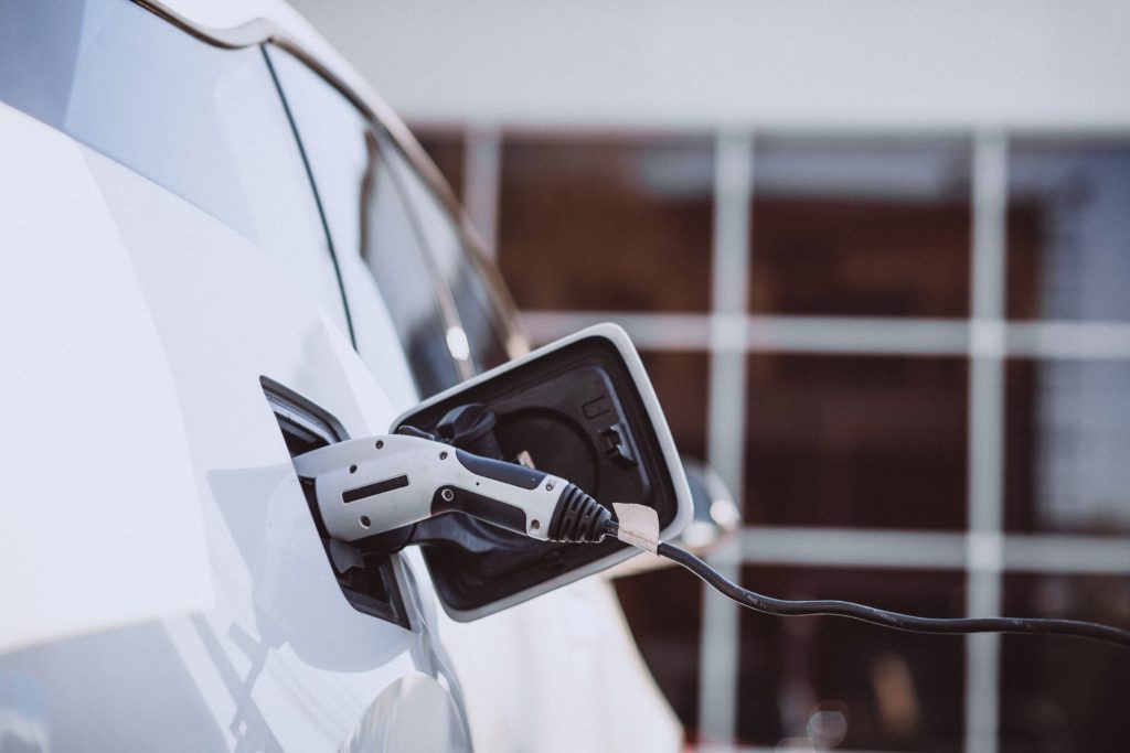 Confira alguns aplicativos para carros elétricos. Através deles é possível realizar a locação do modelo, bem como localizar pontos de recarga