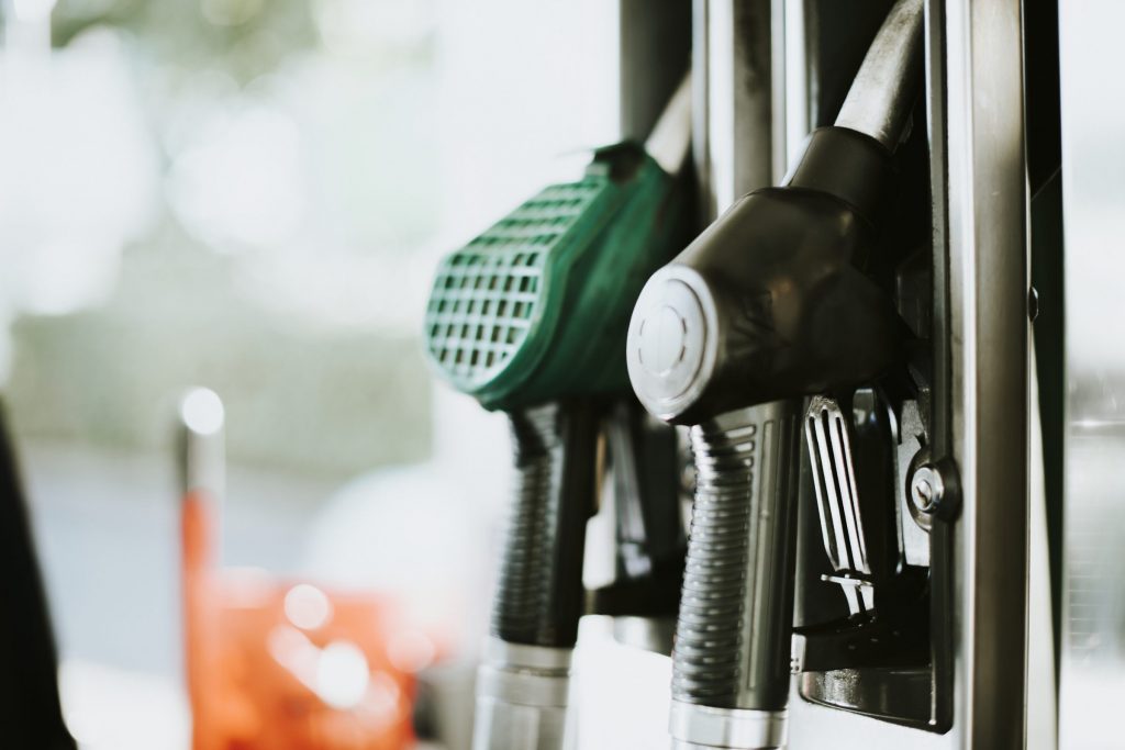 Confira o preço médio da gasolina dos 10 bairros com o combustível mais caro, bem como nas regiões com preços mais acessíveis