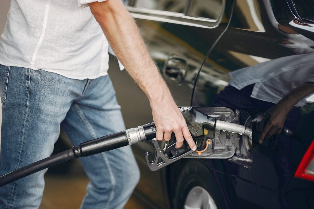 Confira o preço médio da gasolina dos 10 bairros com o combustível mais caro, bem como nas regiões com preços mais acessíveis