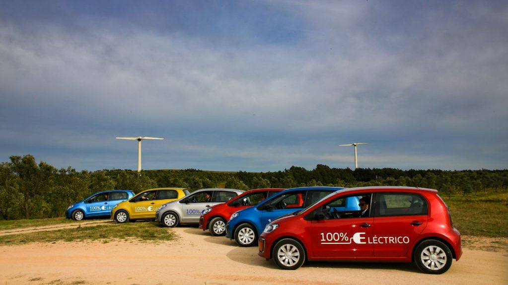 O VW e-up! começa começa a ser vendido na América Latina. O carro tem 260 km de alcance e 83 cv de potência