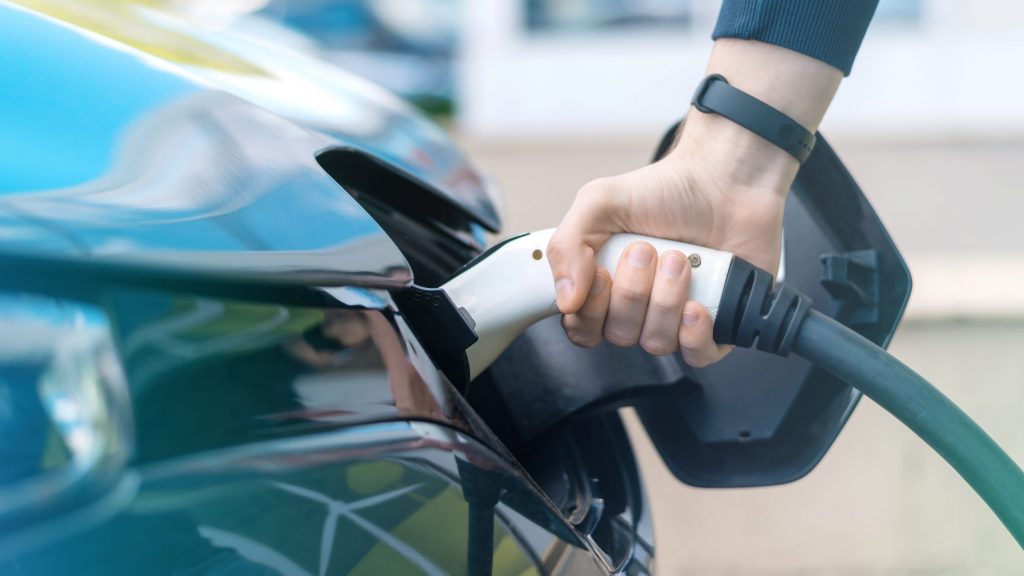 Uma pesquisa apontou que o período de pandemia e o alto valor dos combustíveis fósseis impulsionou o mercado de carros elétricos