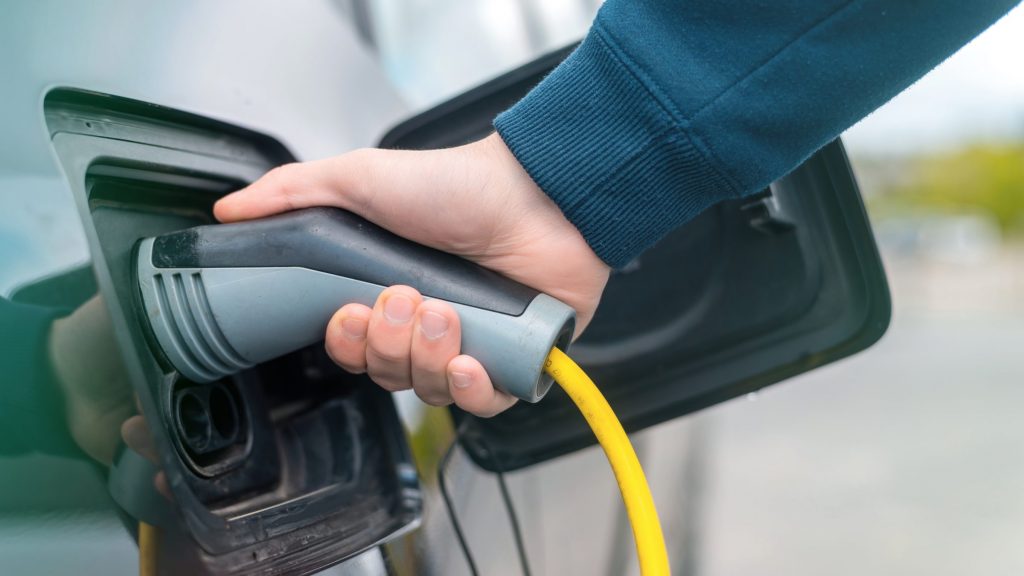 De acordo com estudo o Brasil deverá ter um frota de mais de cinco milhões de carros elétricos até 2035