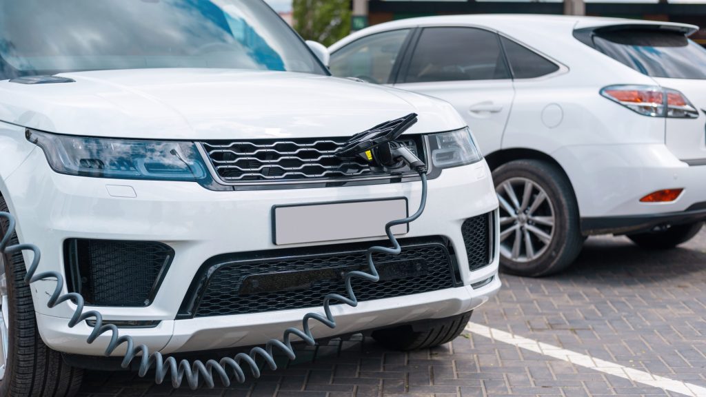 O alto preço para adquirir um carro elétrico ainda é um dos fatores que contribuem para a baixa adesão dos veículos