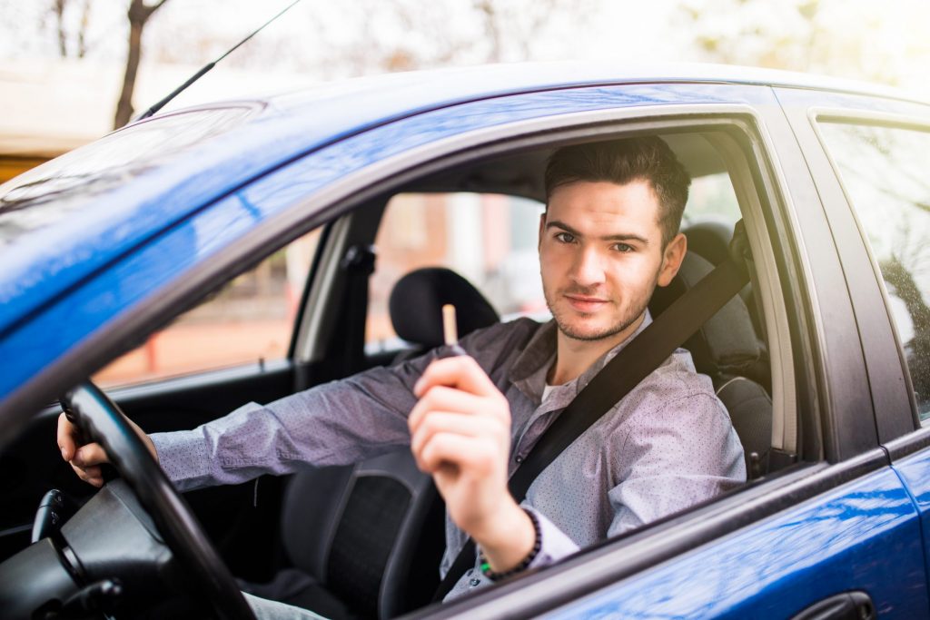 Confira como é a ação de criminosos que visam aplicar um golpe simultâneo em quem quer comprar e vender carro online