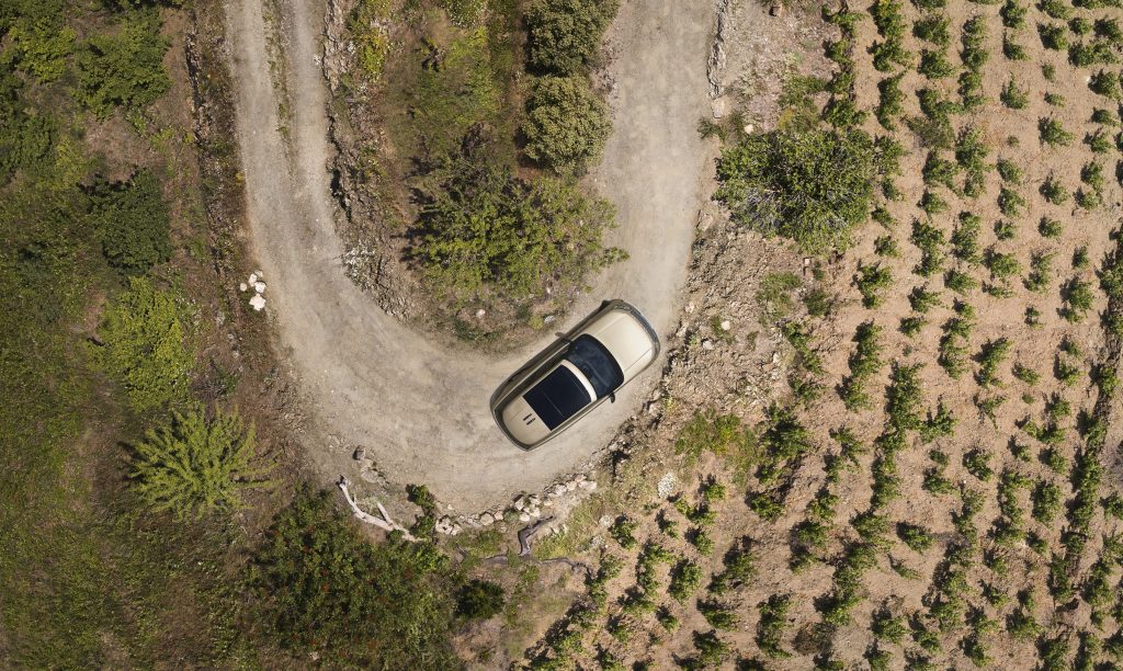 O novo Range Rover já teve a primeira unidade entregue para o primeiro cliente no mercado nacional