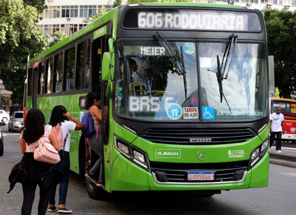 Durante o último dia 29, o município do Rio de Janeiro publicou um decreto que prevê ônibus gratuitos durante o primeiro turno das eleições