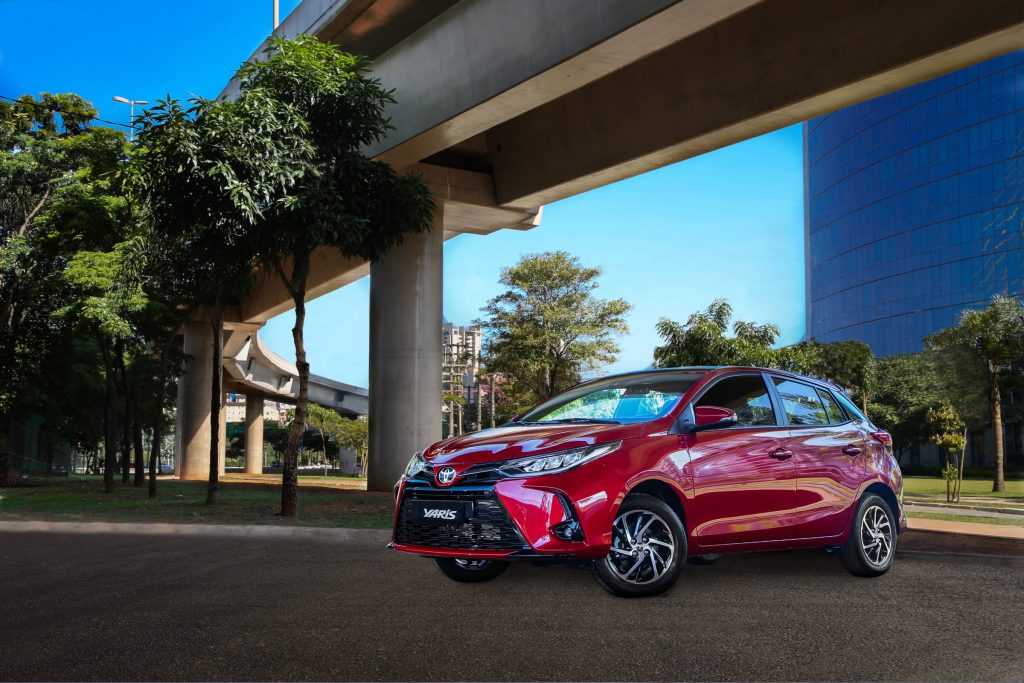 Confira os detalhes do Toyota Yaris 2023 na versão XL; a versão é a mais barata da linha e modelo de entrada da marca
