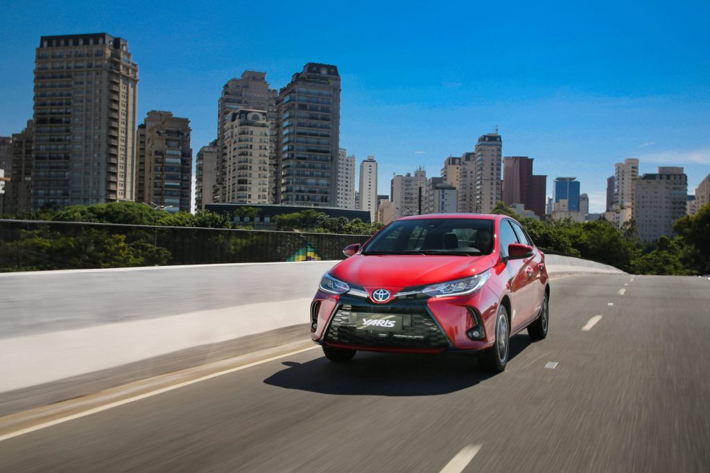 Confira os detalhes do Toyota Yaris 2023 na versão XL; a versão é a mais barata da linha e modelo de entrada da marca