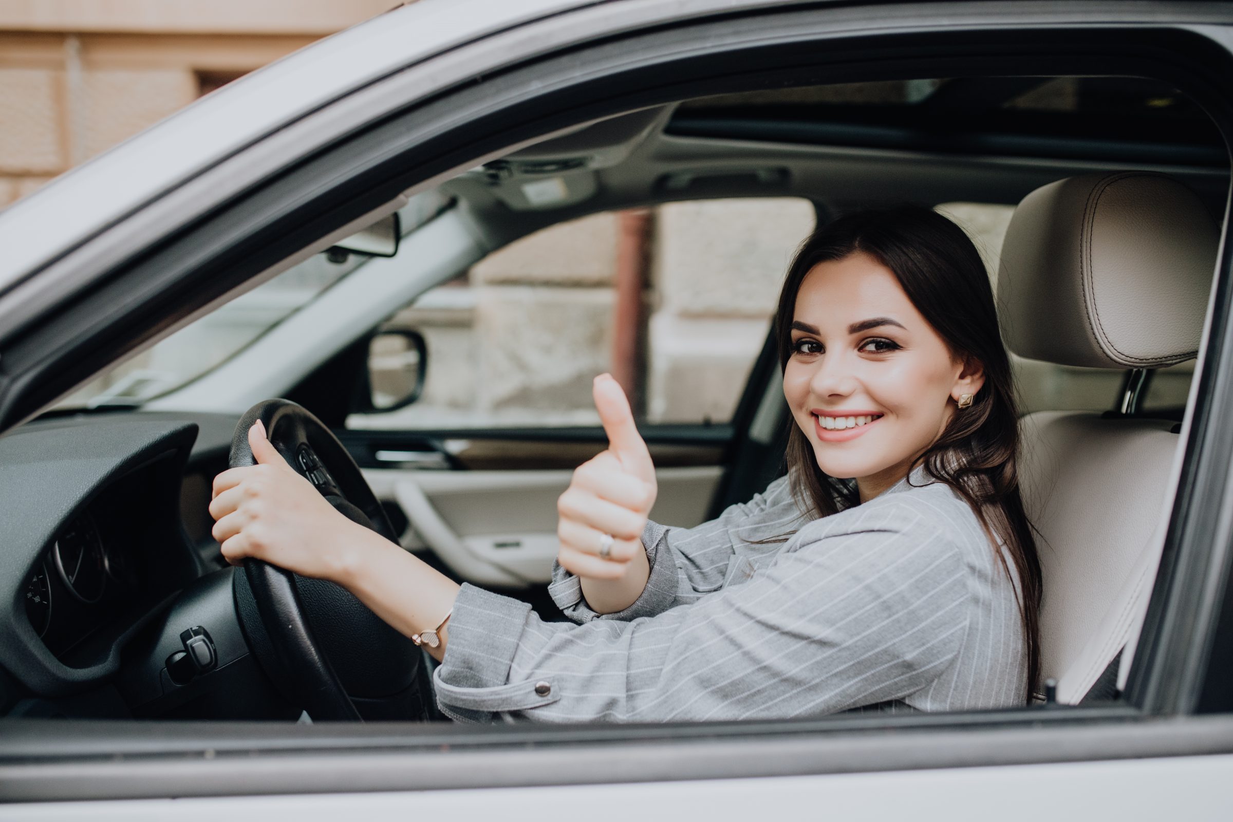 Adesivos de candidatos nos carros: veja o que pode e o que não pode