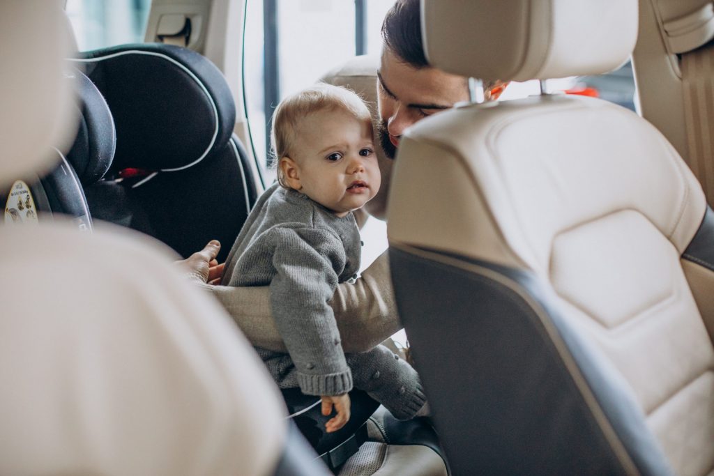 Entenda o que é, como funciona e o que diferencia o sistema Isofix do carro em relação ao método usado anteriormente