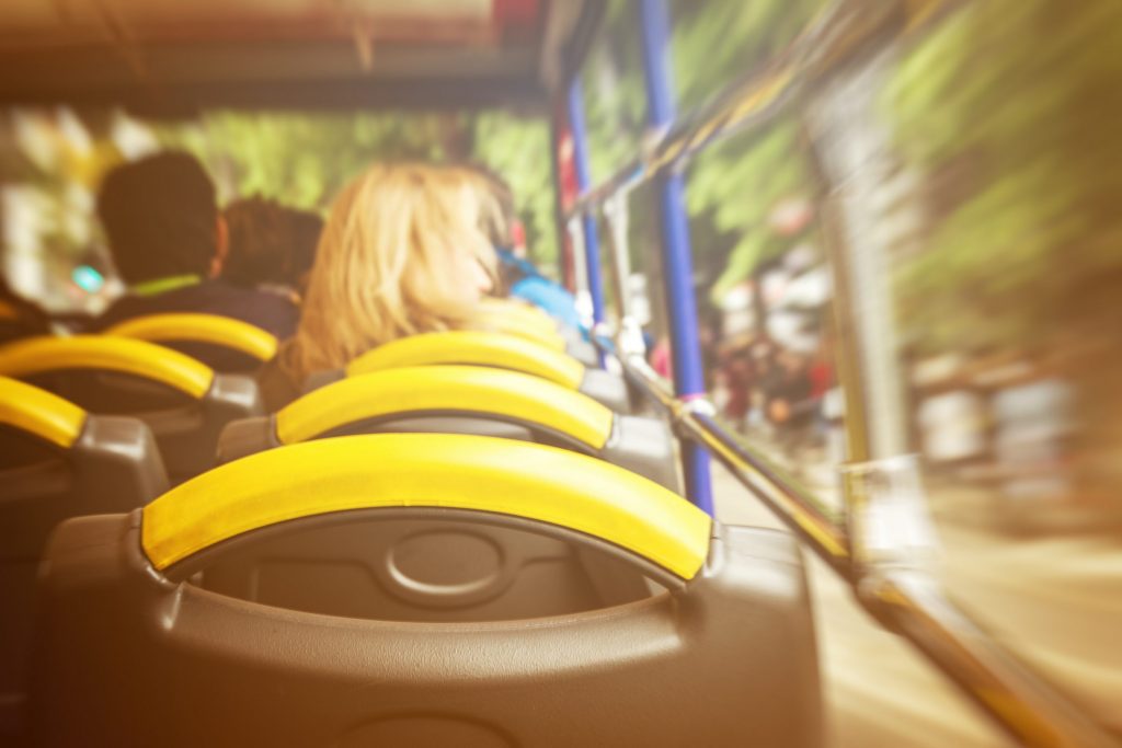 Durante o último dia 29, o município do Rio de Janeiro publicou um decreto que prevê ônibus gratuitos durante o primeiro turno das eleições