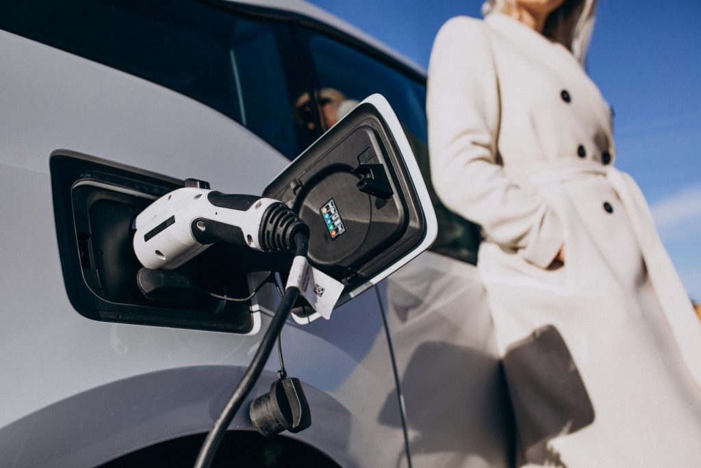 A França estuda medida que tem o objetivo de realizar o aluguel de carros elétricos aos cidadãos por 100 euros ao mês