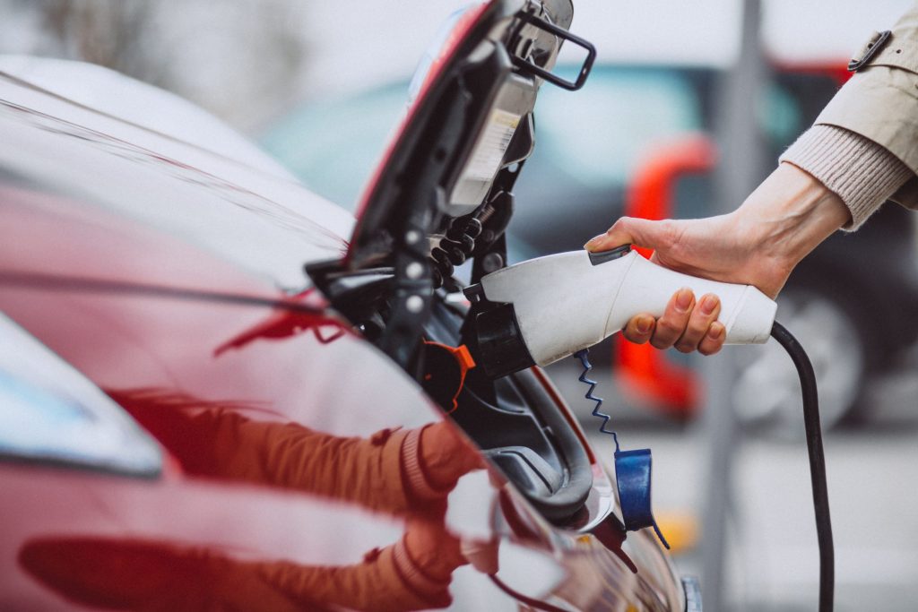 Confira algumas curiosidades sobre os carros elétricos, segmento que tem ganhado força no mercado nacional