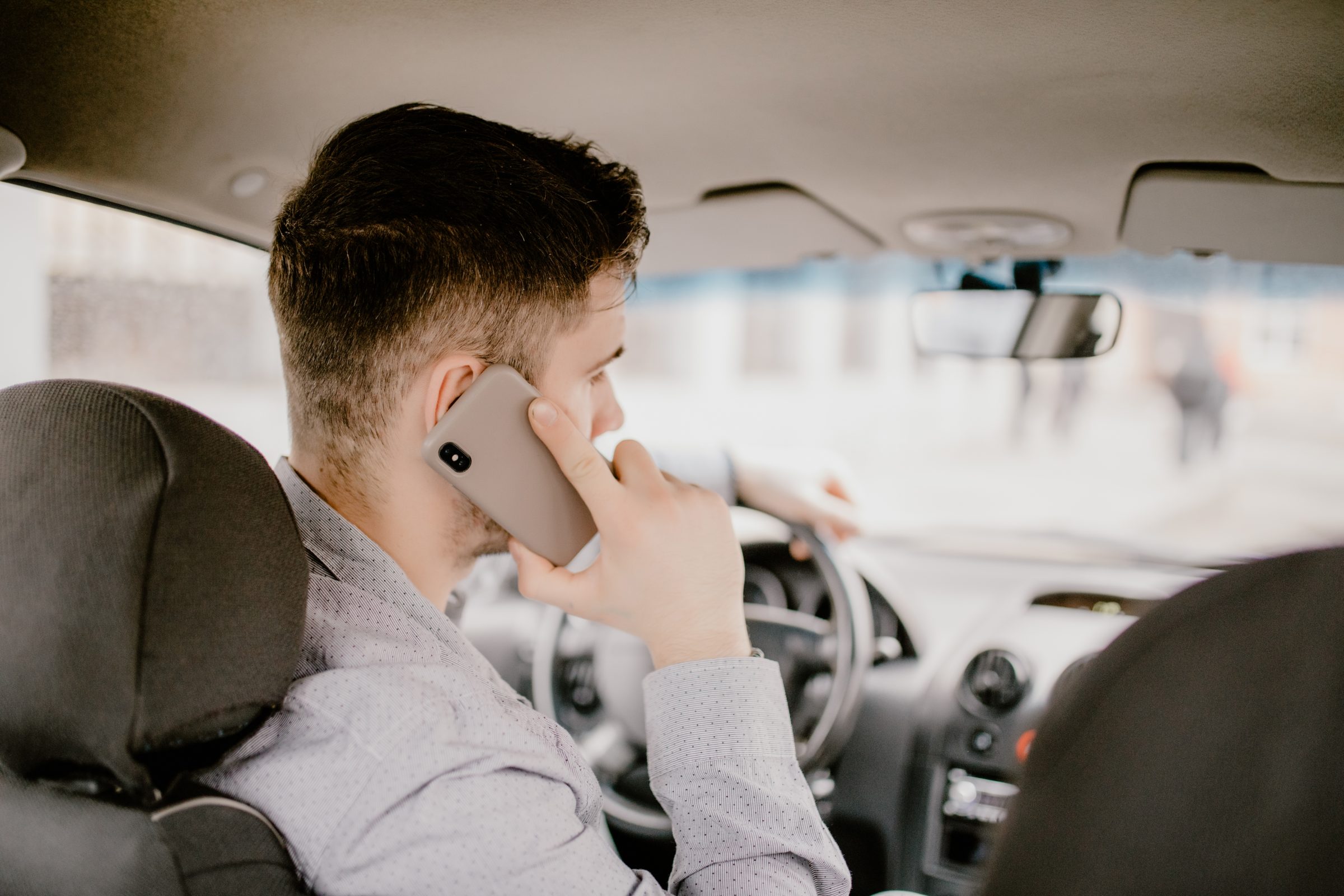 De acordo com dados, o Brasil registra cerca de 30 infrações por hora por uso indevido de celular ao volante