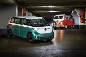 O VW ID. Buzz e a lendária Kombi Corujinha tiveram um encontro na fábrica da marca, em Anchieta