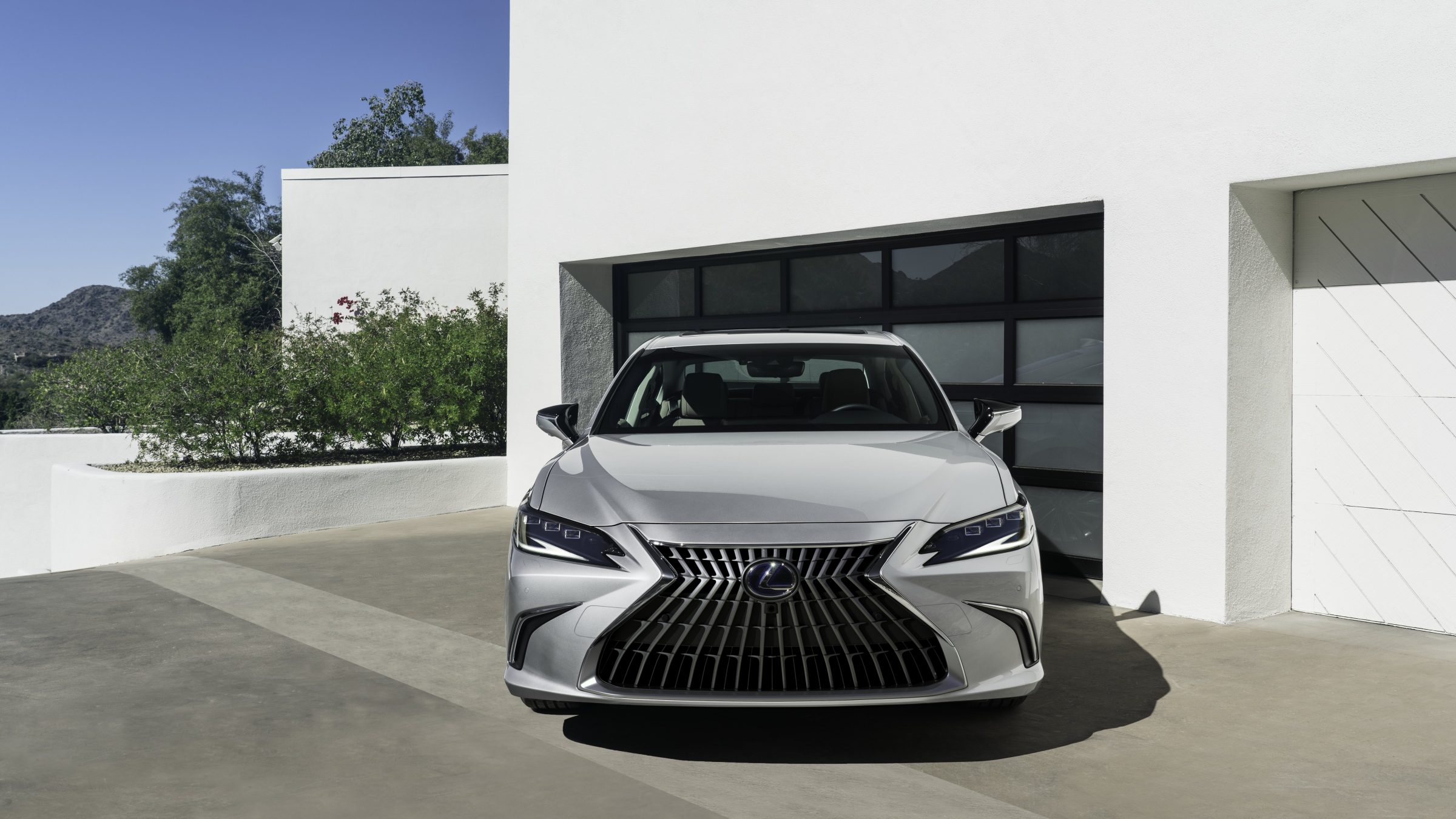 Lexus ES300h 2023 preços, ficha técnica, motorização e itens de série