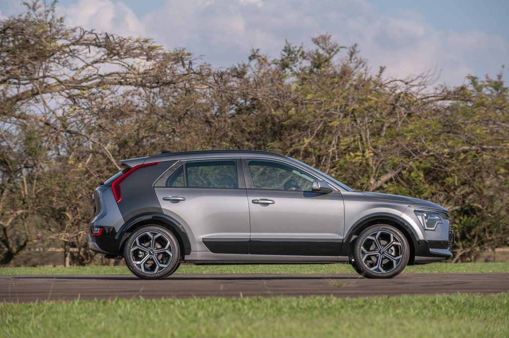 O Kia Niro chega em duas versões de acabamento e com motorização híbrida capaz de render até 800 km de alcance