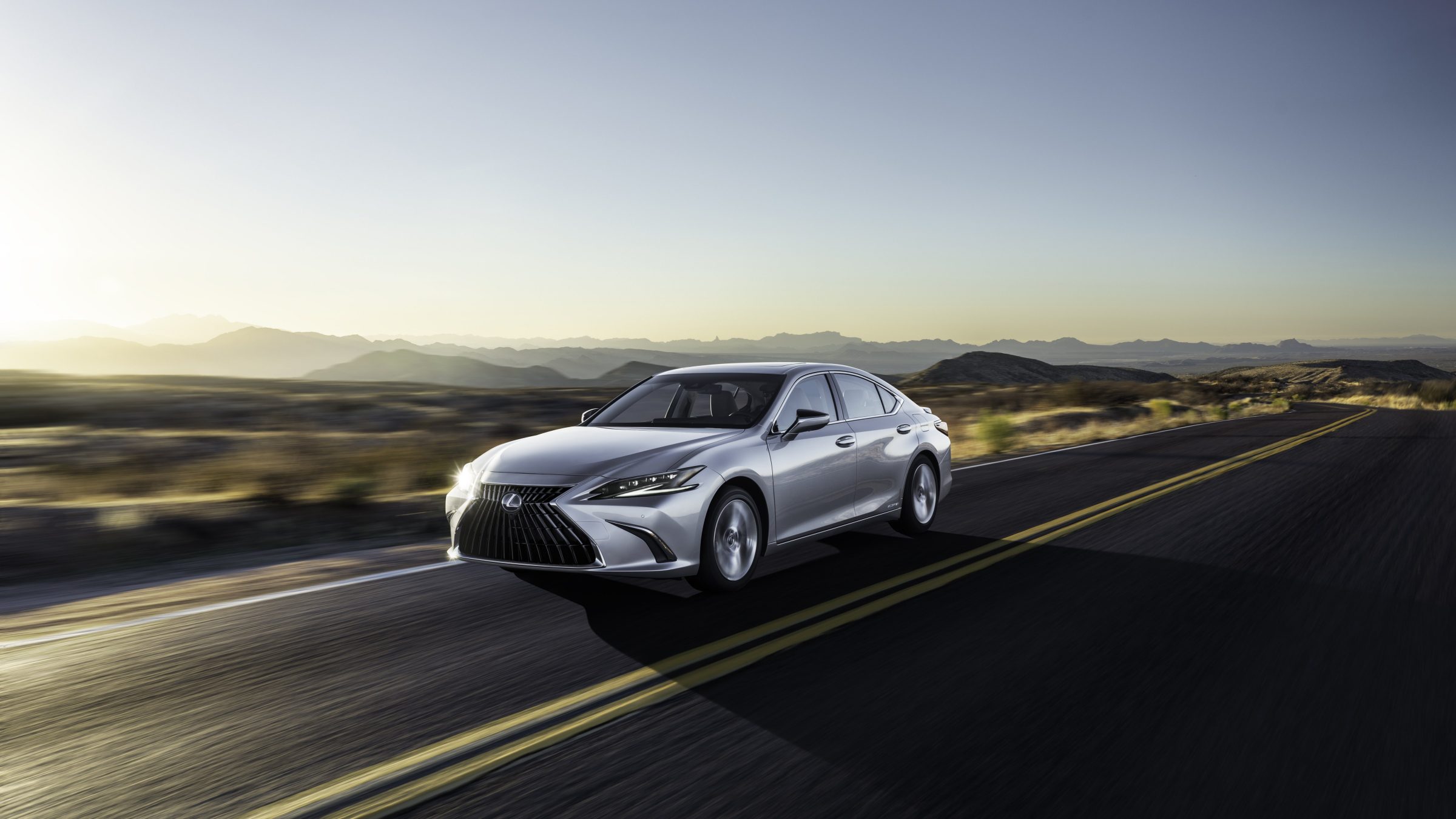 Confira os detalhes da linha 2023 dos modelos da Lexus, o ES300h e o UX250h