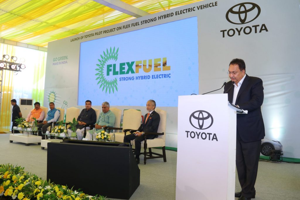 A tecnologia híbrida flex desenvolvida pela Toyota e usada no Corolla foi apresentada na Índia como parte do projeto de descarbonização